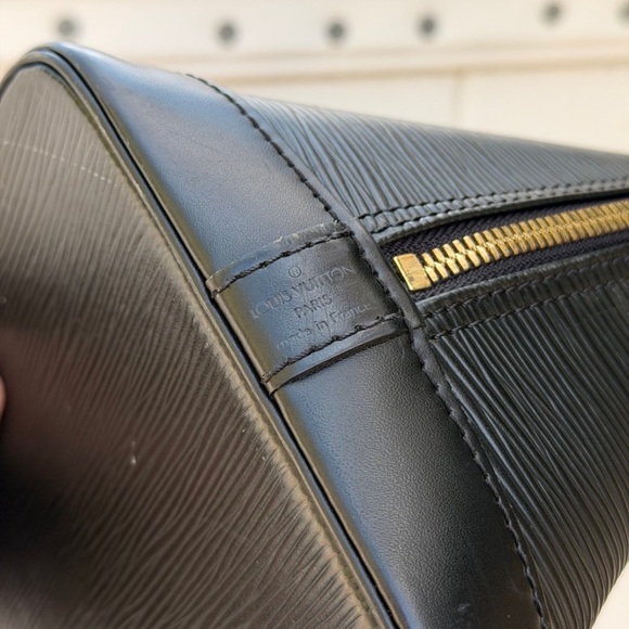 Authentic Louis Vuitton Epi Alma Leather Bag - Picture 4 of 11